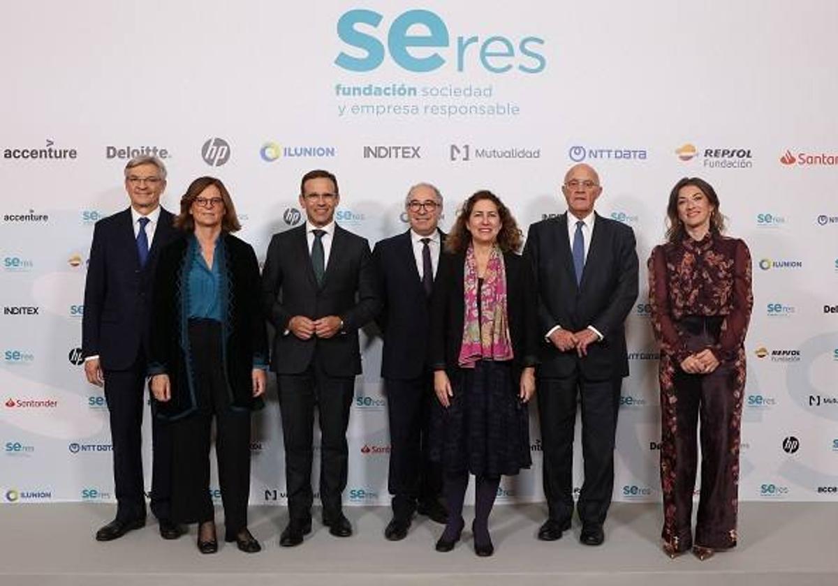 Jaume Masana, director de Negocio de CaixaBank, recoge el premio en nombre de la entidad.