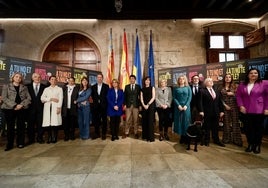 Los miembros del Consell, con los galardonados con los premios por su lucha contra el maltrato.