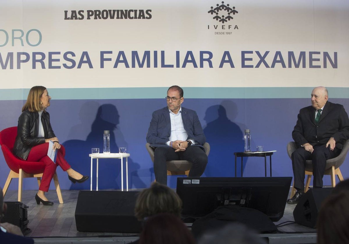 Los ponentes de la primera mesa redonda celebrada en la jornada 'La empresa familiar, a examen', organizada por LAS PROVINCIAS.