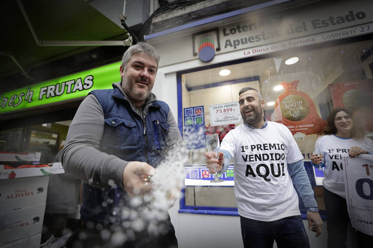 La administración de lotería número 27 de A Coruña celebra haber vendido El Gordo del sorteo de Navidad de 2022.