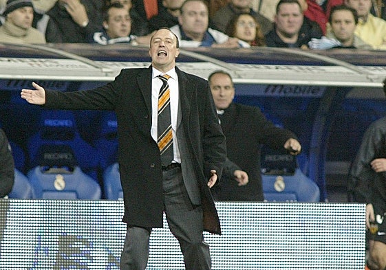 Rafa Benítez da indicaciones desde la banda.