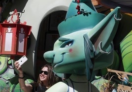 Una mujer se hace una foto en el interior del monumento de 2023 de Na Jornada.