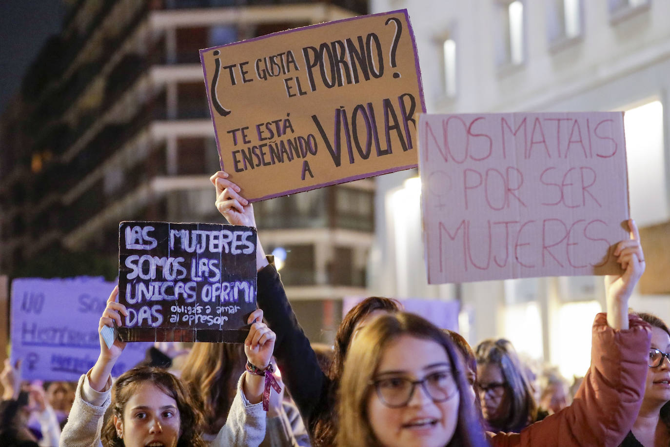 El color violeta tiñe Valencia contra la violencia hacia la mujer