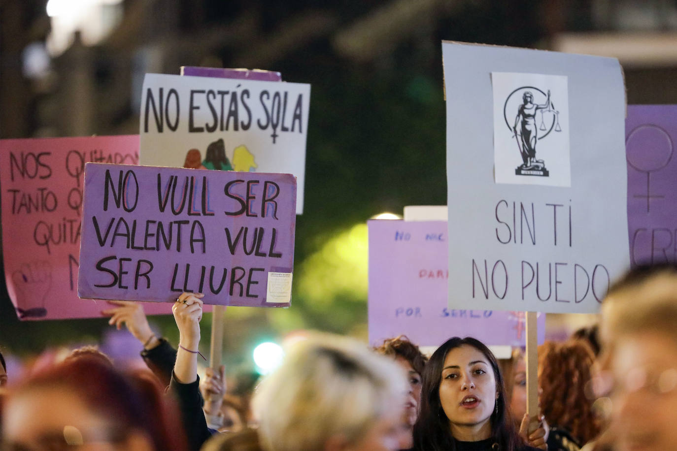 El color violeta tiñe Valencia contra la violencia hacia la mujer