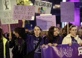 El color violeta tiñe Valencia contra la violencia hacia la mujer