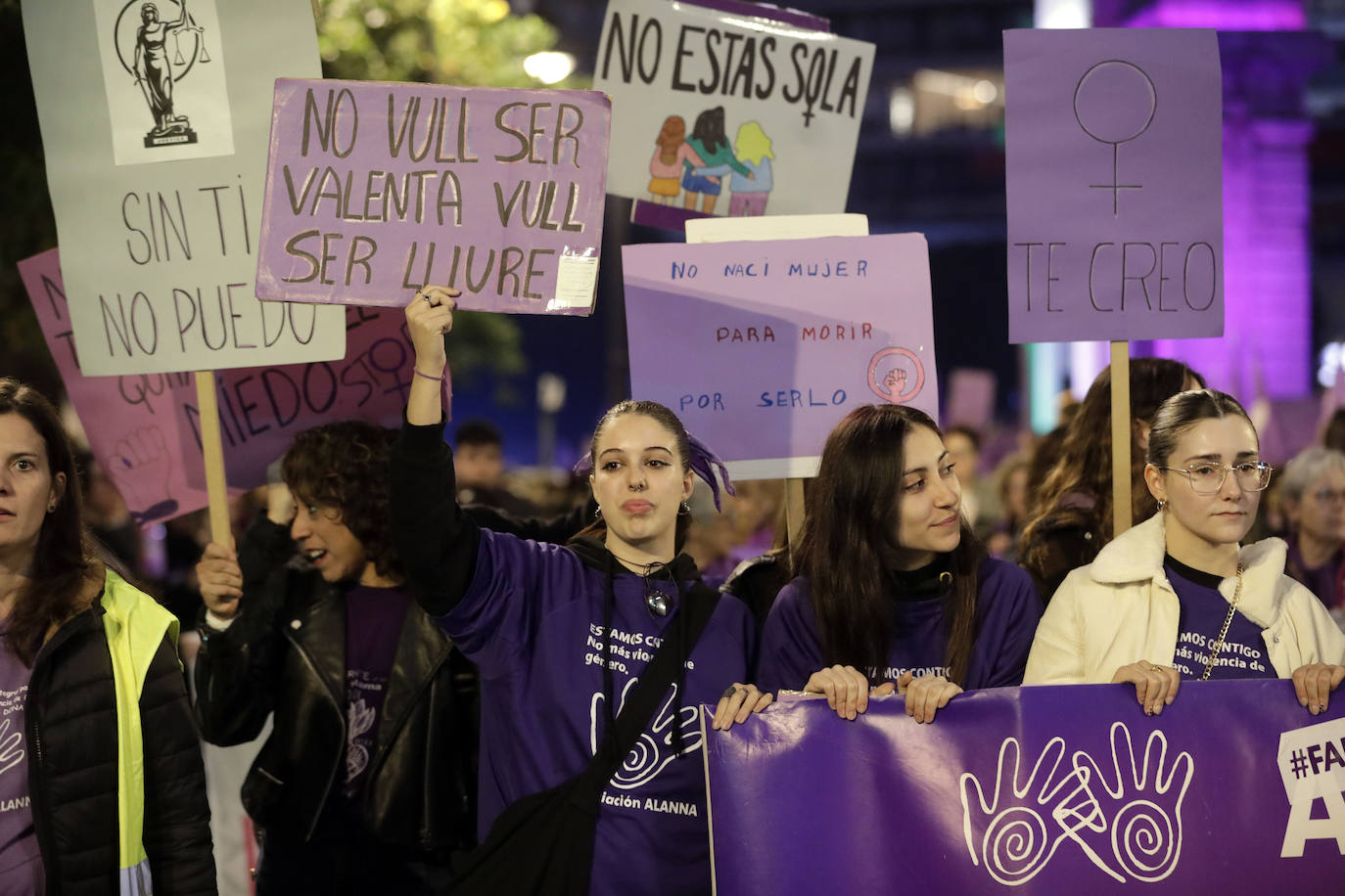 El color violeta tiñe Valencia contra la violencia hacia la mujer