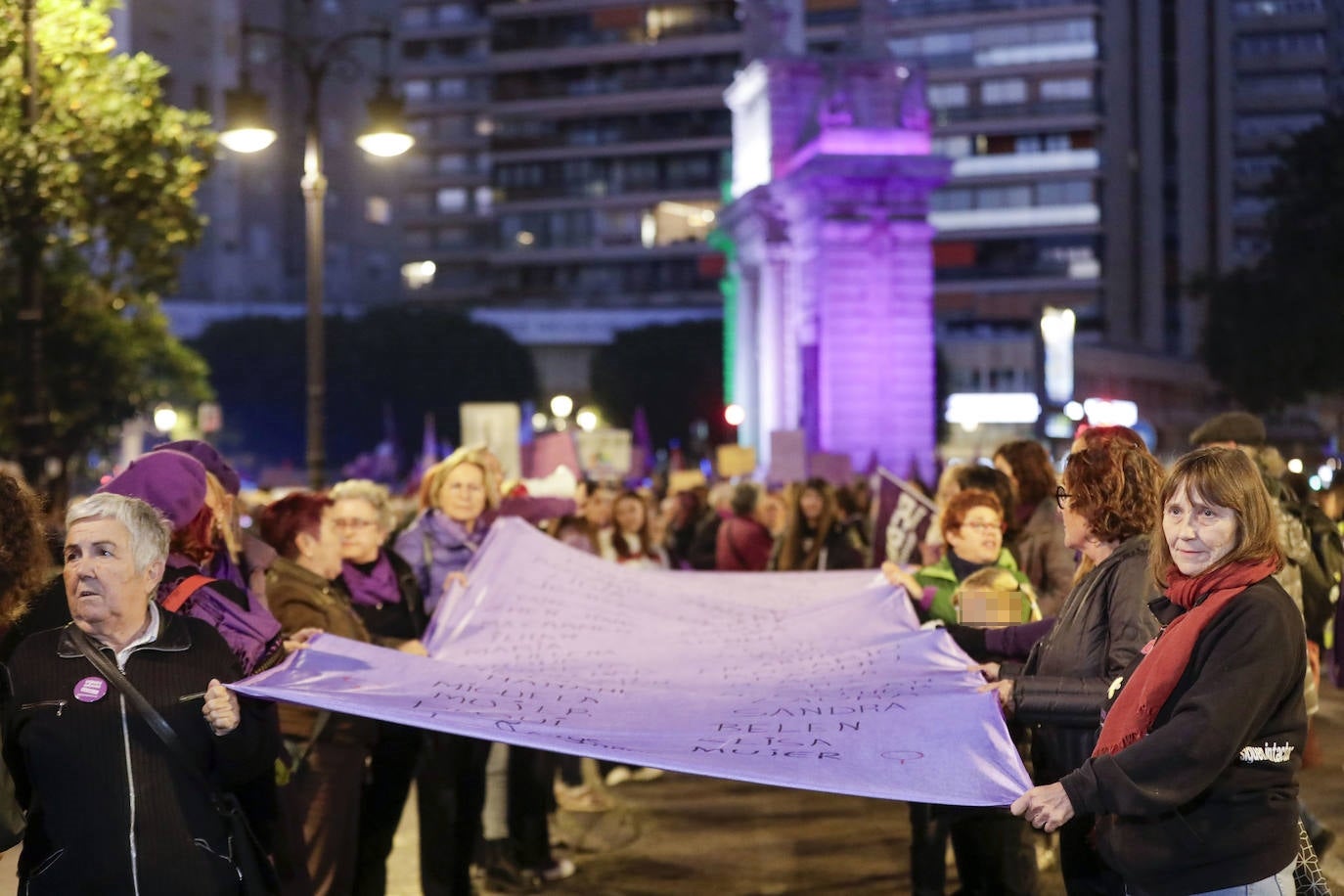 El color violeta tiñe Valencia contra la violencia hacia la mujer