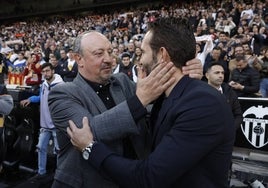 Rafa Benítez y Rubén Baraja se saludan cariñosamente antes del partido en Mestalla.