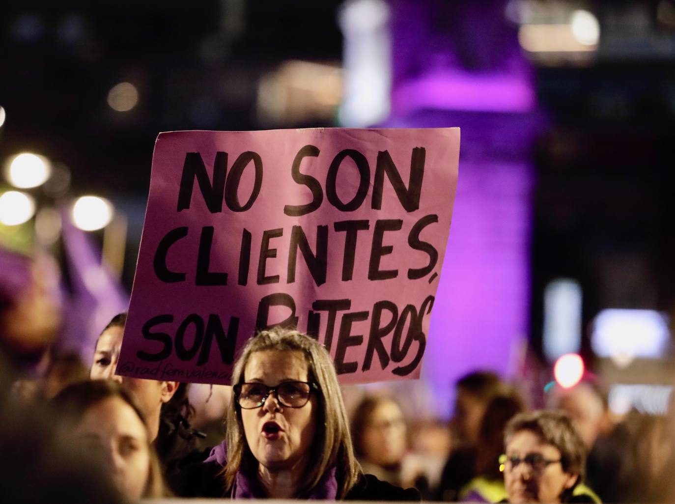 El color violeta tiñe Valencia contra la violencia hacia la mujer