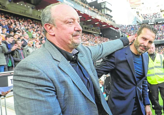 Benítez y Baraja se saludan antes del partido en Mestalla.