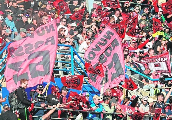 Público llenando las gradas en el Circuit de Cheste este sábado.