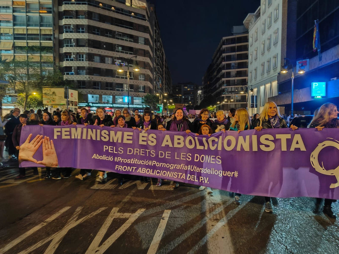 El color violeta tiñe Valencia contra la violencia hacia la mujer