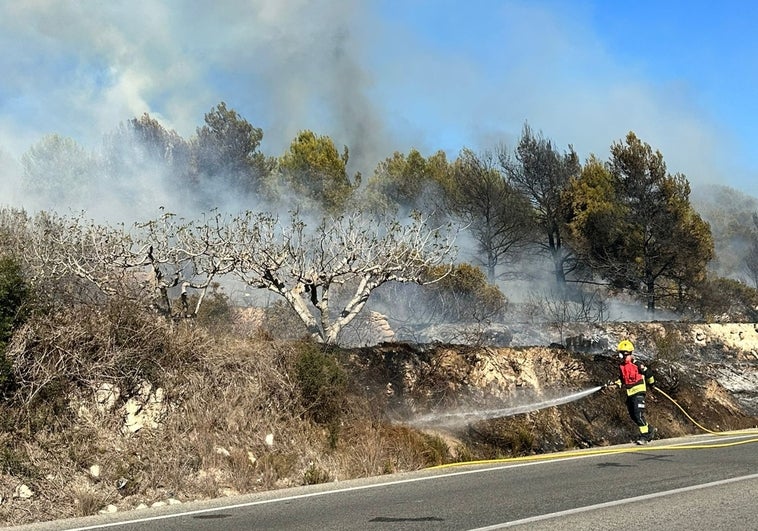 Un bombero durante las tareas de extinción del fuego en Xàbia.