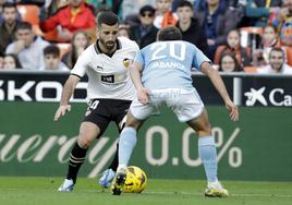 Gayà, frente al Celta, antes de ser sustituido.