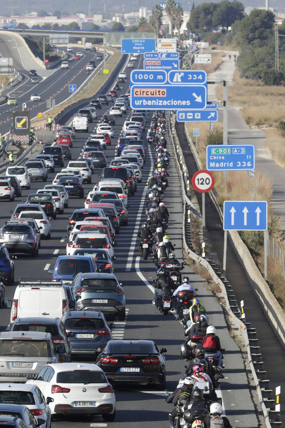 Largas colas para acceder al Circuito de Cheste