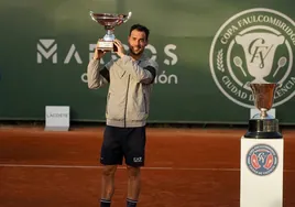 Fabio Fognini alza el trofeo de campeón del ATP Challenger 100 disputado en el CTV.