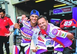 Jorge Martín y Gino Borsoi posan en la puerta del box del equipo.