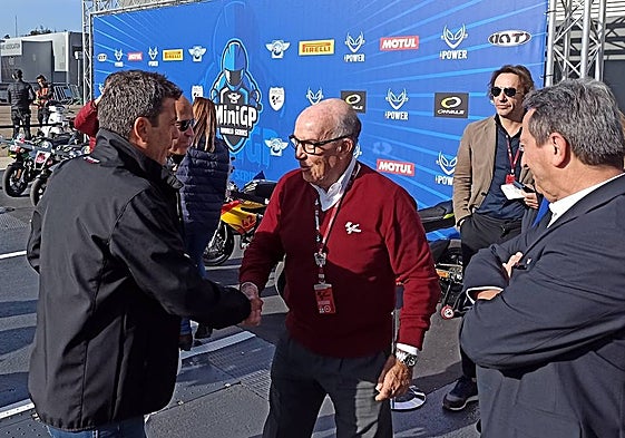 Carlos Mazón saluda a Carmelo Ezpeleta a su llegada al Circuit.