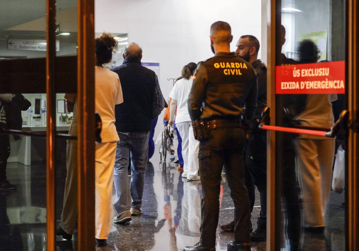 Agentes de la Guardia Civil en uno de los accesos al Hospital de Llíria.