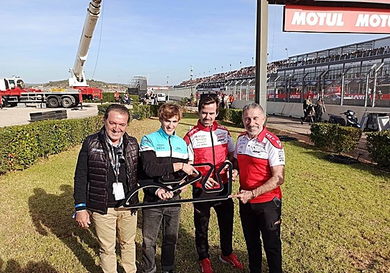 De izquierda a derecha, Champi Masià, Terol y Aspar, señalando sus curvas.