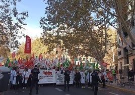 Los sanitarios cortan el tráfico en su protesta este lunes.