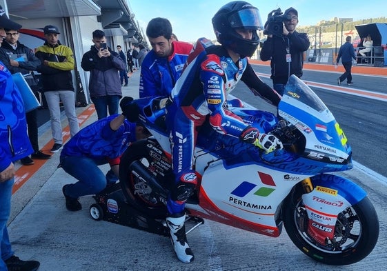 Jaume Masía se sube a la nueva Moto2 con la que correrá el Mundial 2024.