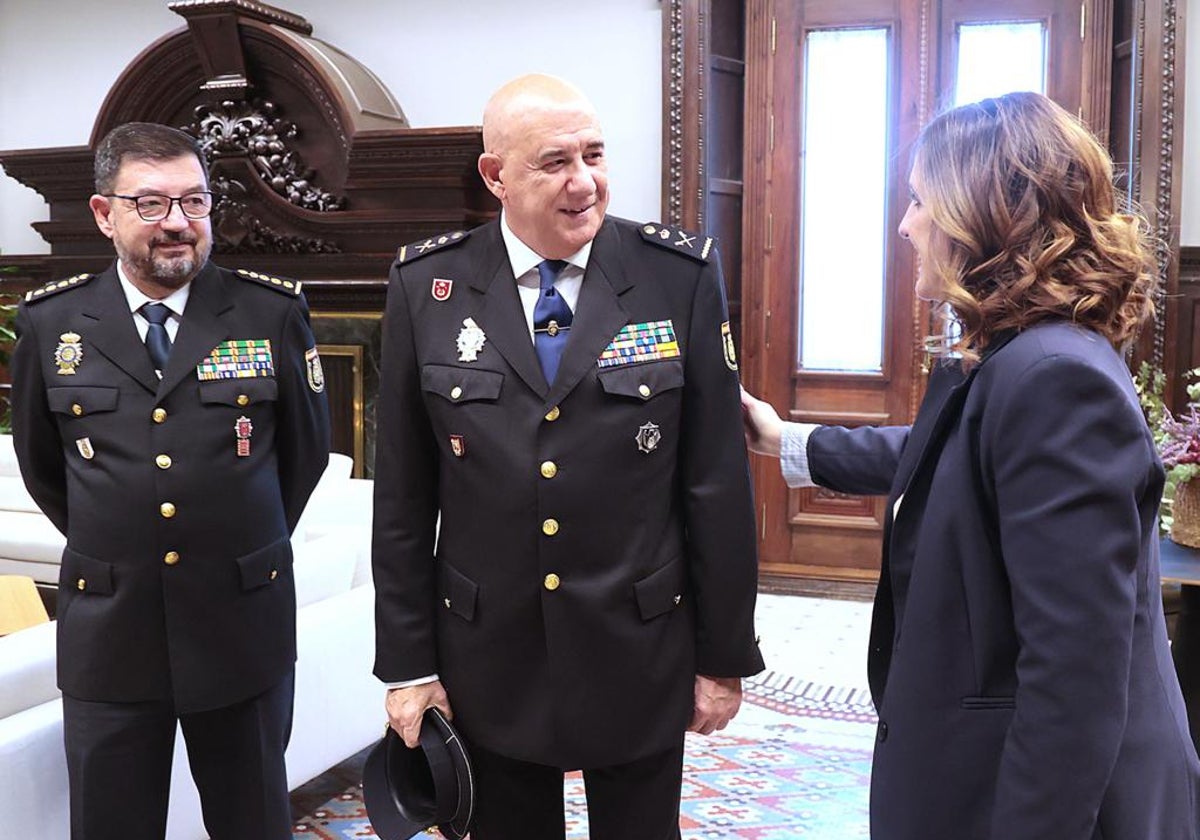 El comisario José Luis Garau, el jefe superior de Policía Jorge Marti y la alcaldesa María José Catalá.