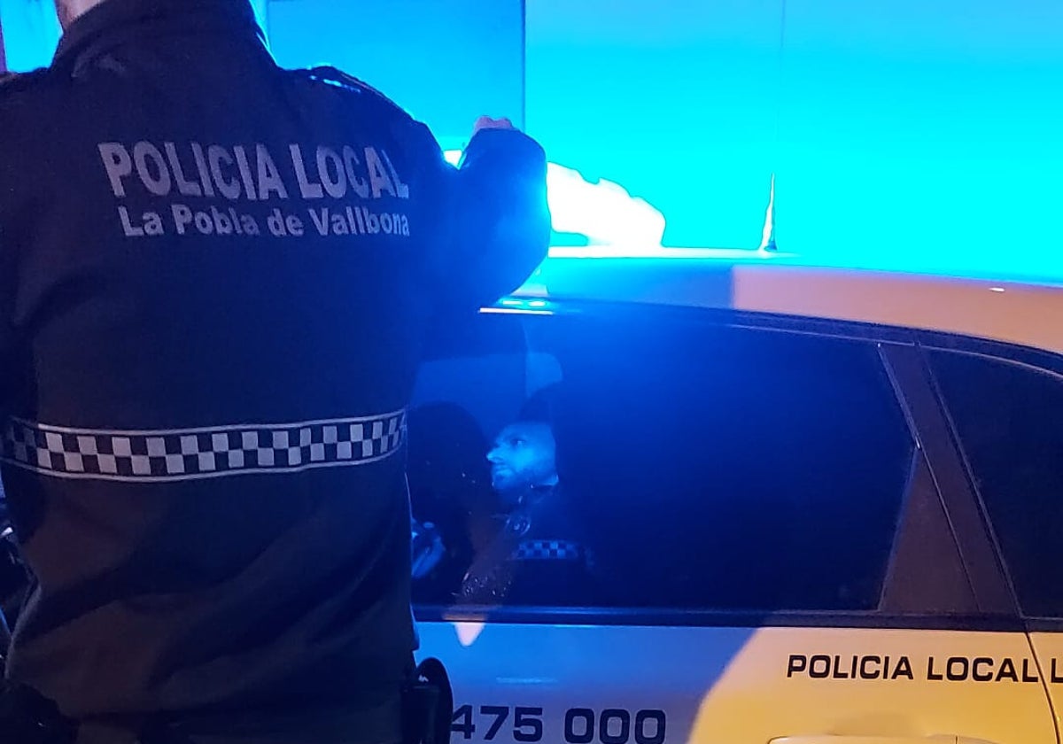 Un policía local de la Pobla de Vallbona en una imagen de archivo.