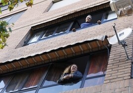 Juanto Solano y Alicia Agut, separados y residentes en el mismo edificio de Valencia, él en el segundo piso, ella en el primero.