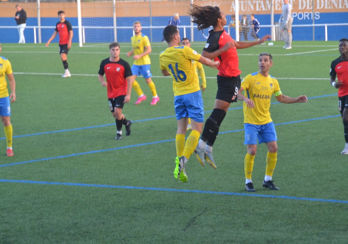 Dos jugadores dianenses luchan por un balón aéreo.