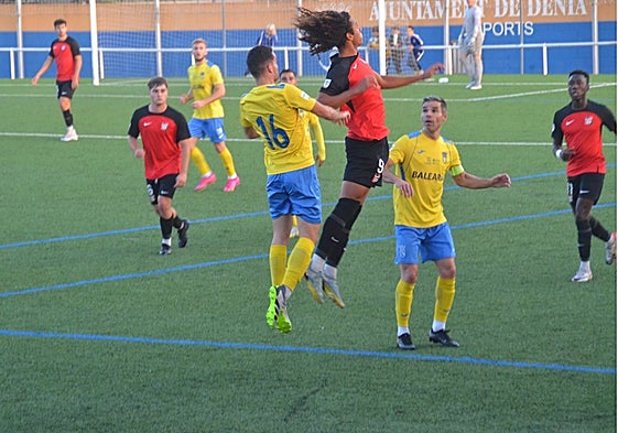 Dos jugadores dianenses luchan por un balón aéreo.