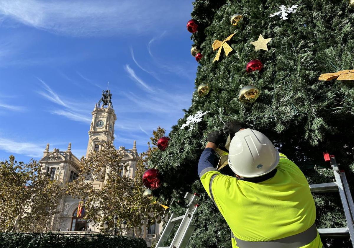 La Navidad en Valencia: tapiz floral en el Ayuntamiento, un árbol de 20 metros y actuaciones en directo