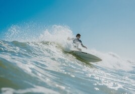 Un surfista de la UCV.