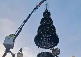 Montaje del árbol de Navidad en Valencia.