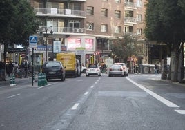 Calle Colón, con dos carriles para el tráfico privado y uno para la EMT y taxi.