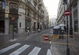 Calle Pérez Pujol de Valencia, donde se ha hecho un cambio del sentido de circulación para acceder por Roger de Lauria a calle de las Barcas.