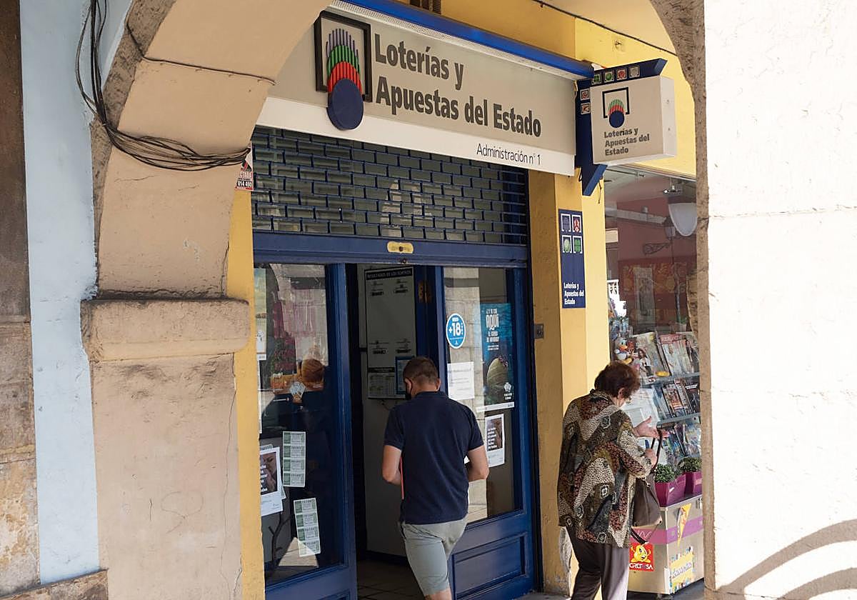 Administración de Loterías y Apuestas del Estado con varios clientes. Imagen de archivo.