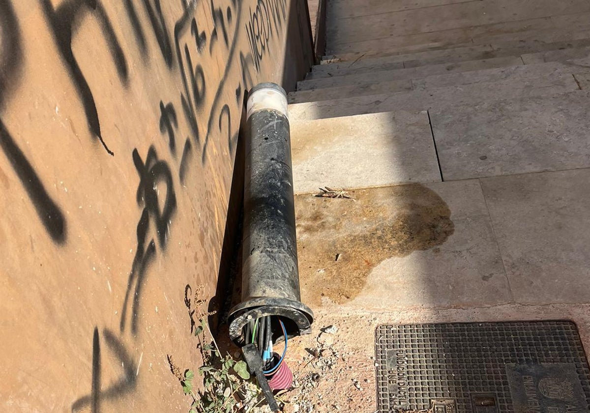 Mobiliario dañado en el mirador del Serpis de Gandia.