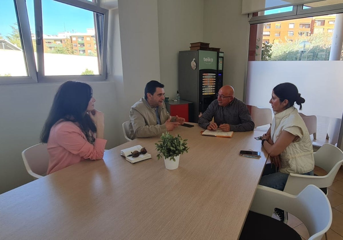 El portavoz socialista, en la reunión mantenida con una de las entidades de Ontinyent.