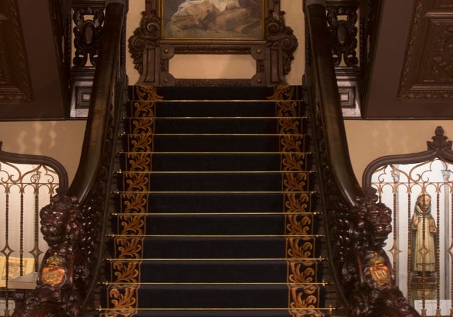 La elegante escalera que conecta la planta baja con el primer piso.