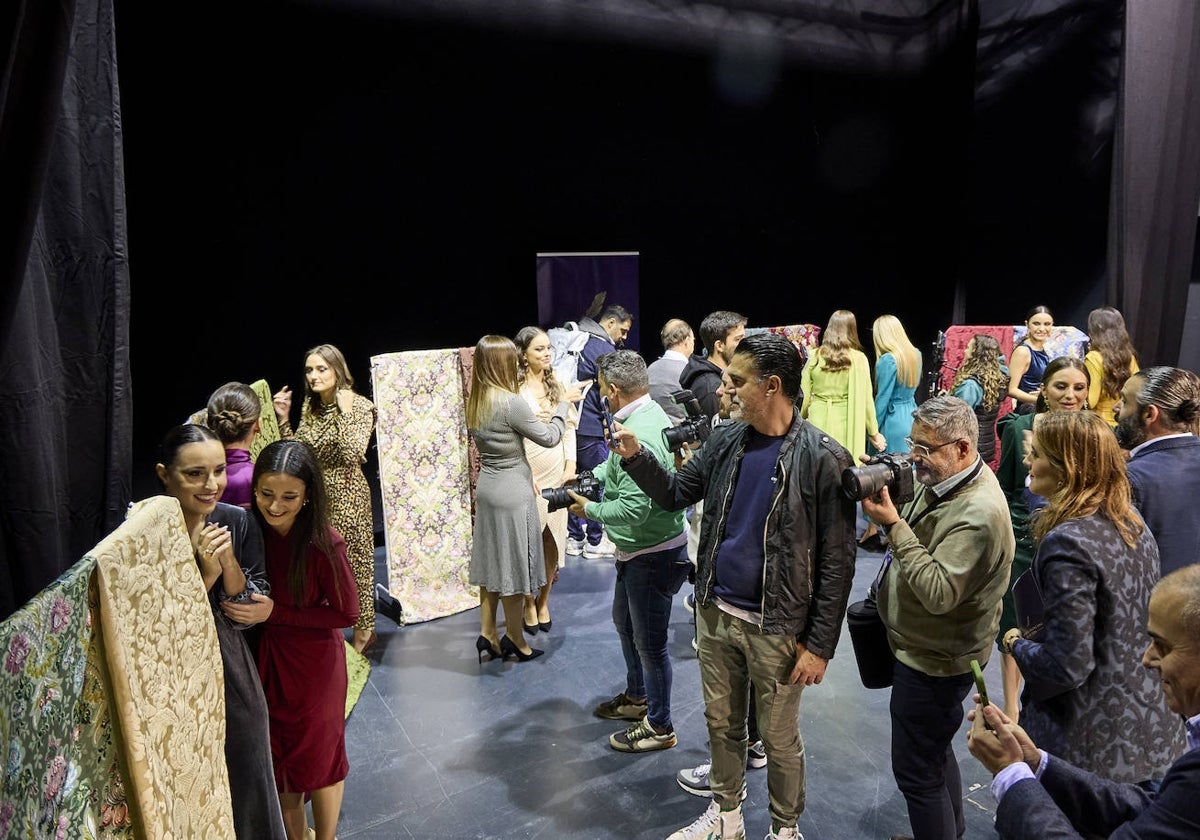 Posado de las componentes de la corte de María Estela Arlandis, en el Centro Cultural de Beniparrell.