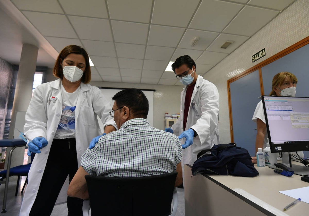 Dos sanitarios vacunan a un hombre durante esta campaña.