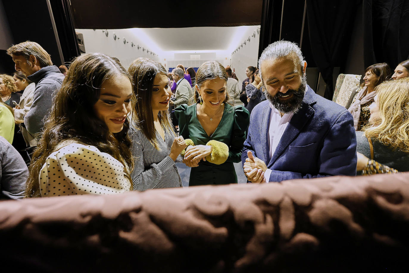 Así son las telas de los trajes de la corte de honor de la fallera mayor de Valencia 2024