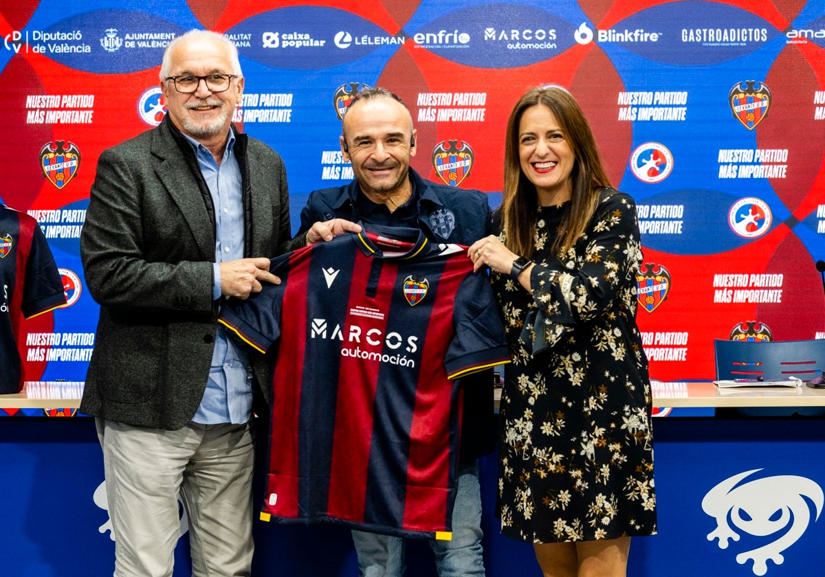 Ricardo Ten posa con la camiseta del Levante.