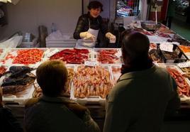 Pensionistas realizando compras de Navidad, en una imagen de archivo..