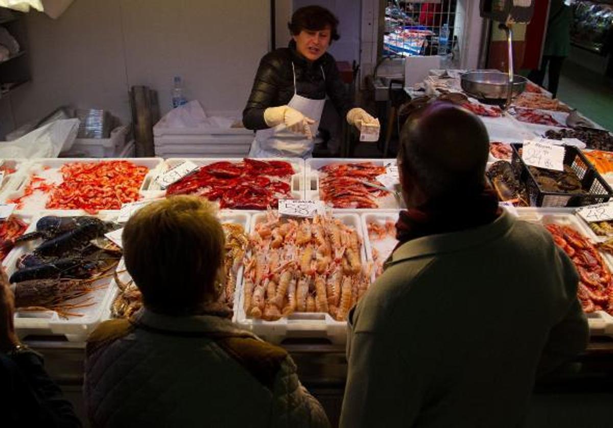 Pensionistas realizando compras de Navidad, en una imagen de archivo..