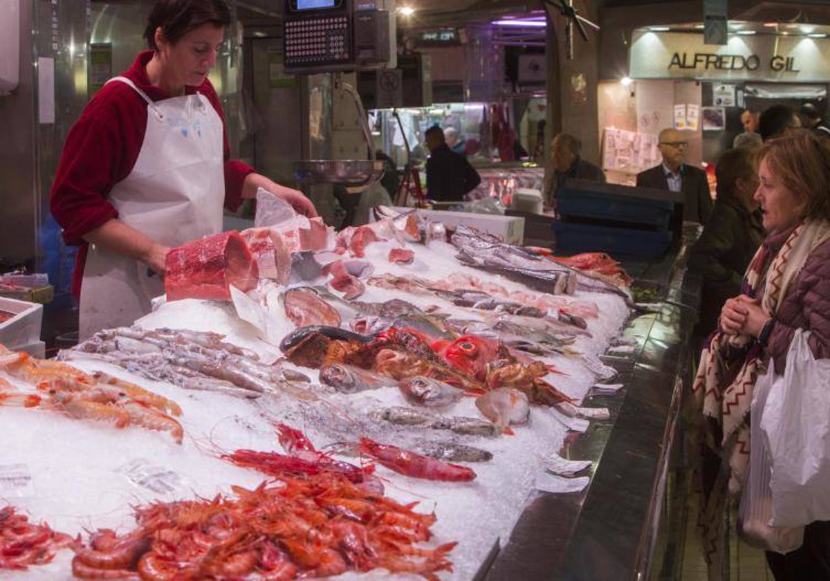 Una mujer compra marisco en el Mercado Central de Valencia.