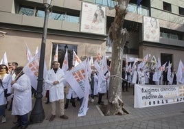 Decenas de médicos, en una protesta ante la Conselleria de Sanidad.