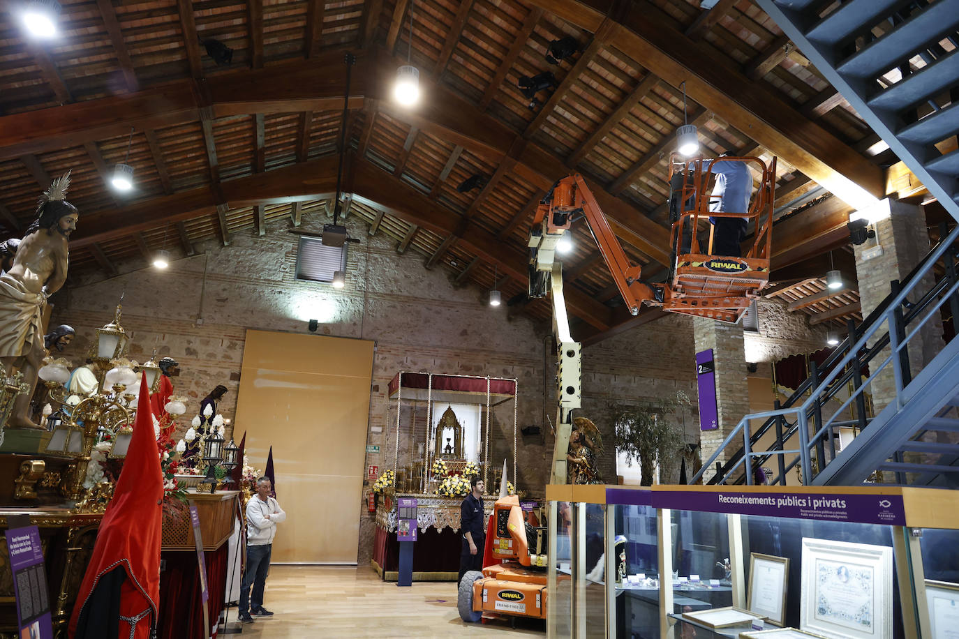 Abandono y desperfectos en el Museo de la Semana Santa Marinera de Valencia