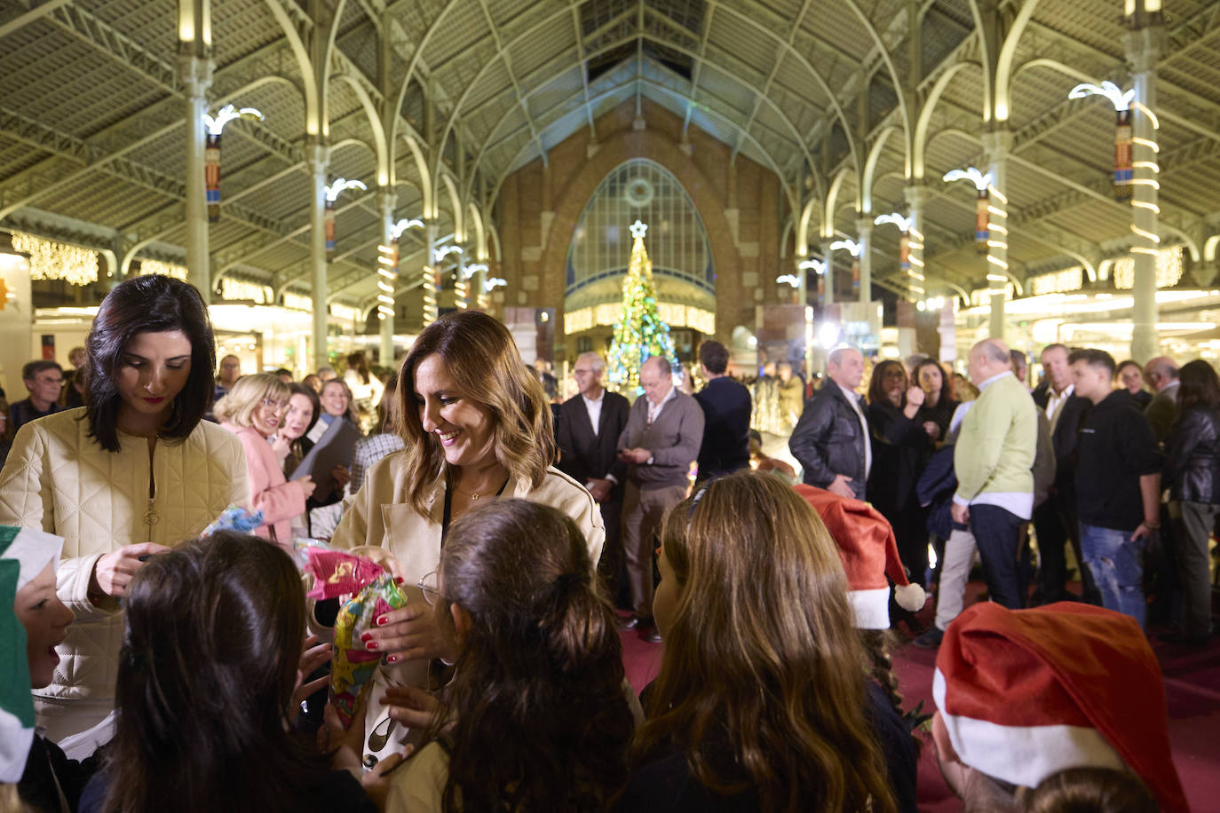 El Mercado de Colón de Valencia enciende las luces de Navidad